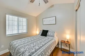 Entire 2 Bedroom Pet Friendly Cottage Home - Image 3