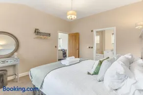 Cozy Luxury Cabin Retreat with Superking Bed - Image 4