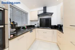 Aryas Homes, Stylish 3 Bed House, Free Parking - Image 5