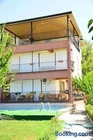 ormanın içinde geniş havuzlu triplex villa - Image 1