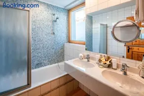 Hotel Anemone - Image 2
