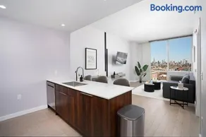 Empire State View - Luxury Apt - Shuttle to NYC - Image 4