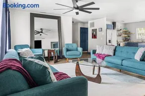 NEW Mid-Century Modern Retreat near 3 sisterSpring - Image 1