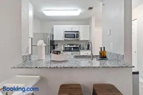 Spacious 3BR Austin Retreat Near Downtown Sleeps 12 Pool Gym - Image 5
