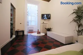 Spanish Steps Art Apartment - Image 4