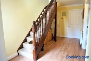 Large modern house in small rural Hamlet - Image 3