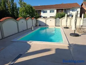Serbian home with swimming pool - free parking - Image 2