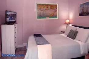 Adorable Historic Downtown Apartment - Image 3