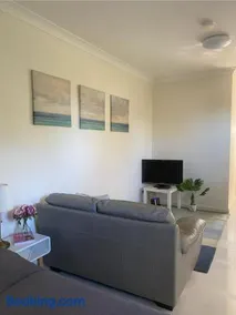 Entire Studio Guesthouse in East Lindfield - Image 1