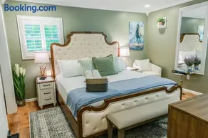 Welcome to the Vibe-3BR -10 Acre -King Bed, 85in TV, Fire Pit, & Modern Upgrades - Image 3