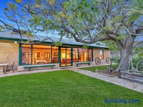 Lake Bywater Cottage - Image 1