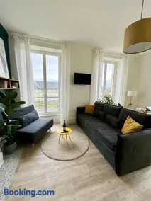 Waterfront Studio at Gold Beach, Sea View, Private Parking - Image 2