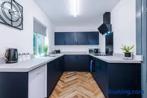 Spacious 3 bedroom close to Leeds city centre with parking - Short Stay Leeds - Image 1
