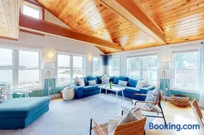 Dazzling ocean-view house with fireplace, deck, firepit, central AC, & W/D - Image 1