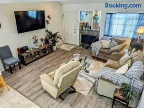 5 Minutes to South Bay Beaches! Private 2 bedroom 2 bath 2 level home with patio Excellent value! - Image 1
