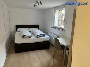 Modernes Untergeschoss-Apartment - Image 1
