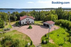 Luxury Cottage Overlooking Bras d'Or Lake - Image 2