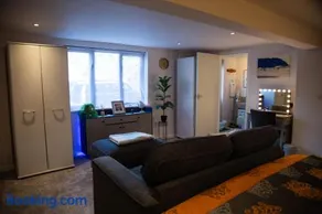1 Bedroom studio with free parking - Image 4