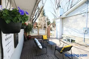 Quiet Family Friendly, 4 min UofC and University District Shops, 9 min DT - Image 2