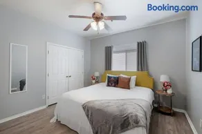 AA1, King size bed, Washer and Dryer, Free Parking - Image 3