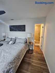 Island elegance! Pet-friendly 3 bedroom with parking - Image 3