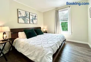 Modern Deluxe Kitchen, King Bed, Laundry, DT Renton close to Valley Med & SeaTac - Image 4