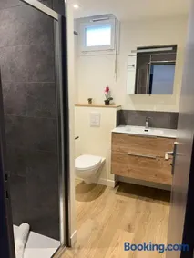 Chaleureux T4,résidence avec caméra et digicode ,possibilité location voiture Mercedes gla garage , Netflix, climatisation, petit déjeuner ,repas du soir fondue, raclette , barbecue sur demande - Image 3