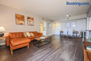Sunny 2BDR in SM Pool & Gym - 5 min to the beach! - Image 2