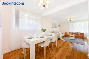 2BR House Sleeps 7 Close to Shops & Train - Image 2