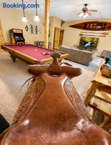 Creekside Luxury Vintage Mountain Cabin, King Bed, Spa, Fire Pit, Game Room, DogsOk - Image 3