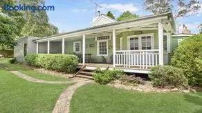Quinees Charming Mountain Cottage - Image 2