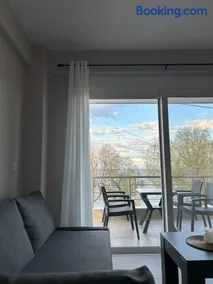 Serene beach house - Image 3