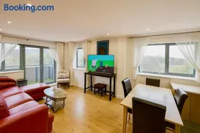 West London Lux 2 Bedroom Apartment- Great View- Free Parking- Wembley Stadium 5KM - Image 2