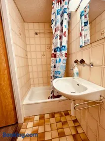 Private room with Bathroom and Lake View in Guest House - Image 3