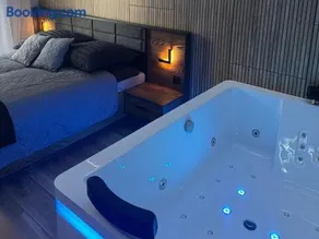 Mostique Spa Apartment with Jacuzzi - Image 4