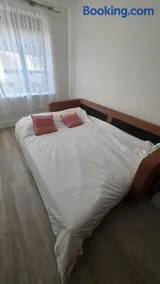 Bright Bedroom in Modern 2-Bed Flat - Image 5