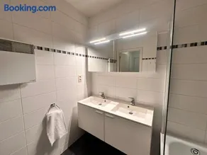 Cosy 2 Bedroom Apartment in City Center - Image 2