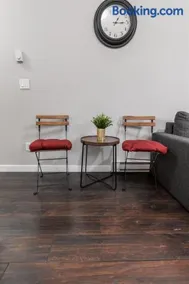 Peaceful 2 Bedroom Suite that sleeps 4 with Free Wifi ,Free parking,easily accessible to Downtown Vancouver - Image 2