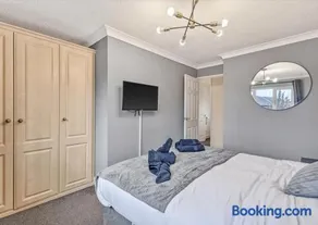 Stunning 2BR Home with Private Garden Near Airport & MET Office - Image 4