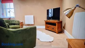 Ground floor, Very central, 2 Bed - Cobbles Apartment - Image 3