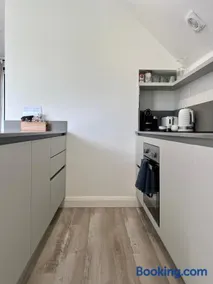 The Loft Studio apartment - above detached new build garage - Image 5