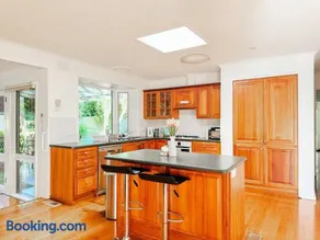 Serene 4Bed2Bath House w Parking Near Mornington Peninsula - Image 1
