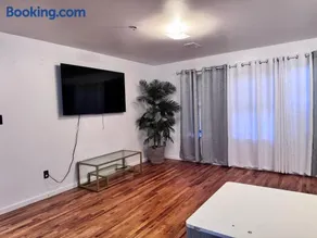 Elegant 3 bedroom 2 bath Downtown Newark - Image 1