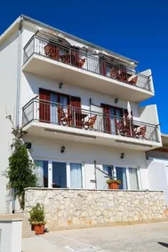 Matea Apartments Milna - Image 1
