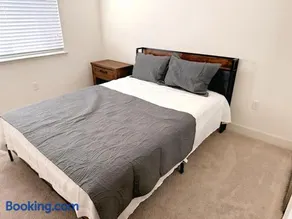 Cozy Charm Newark Retreat with Free Wifi and AC - Image 5