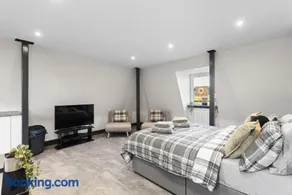 Free Parking | Sleeps 4 | 1 Bedroom | Great Area - Image 5