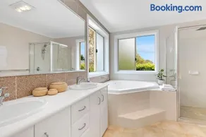 Modern spacious 5-bedroom home in Northern Beaches - Image 2