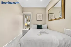 Charming 2 Bedroom Retreat, Steps from Station, - Image 3