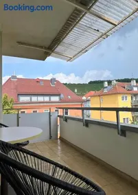 Geräumige Wohnung mit Balkon - Zentral - Kostenloses Parken - Image 2