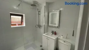 RiverView 1 Bed Apartment with Parking by CozyNest - Image 4